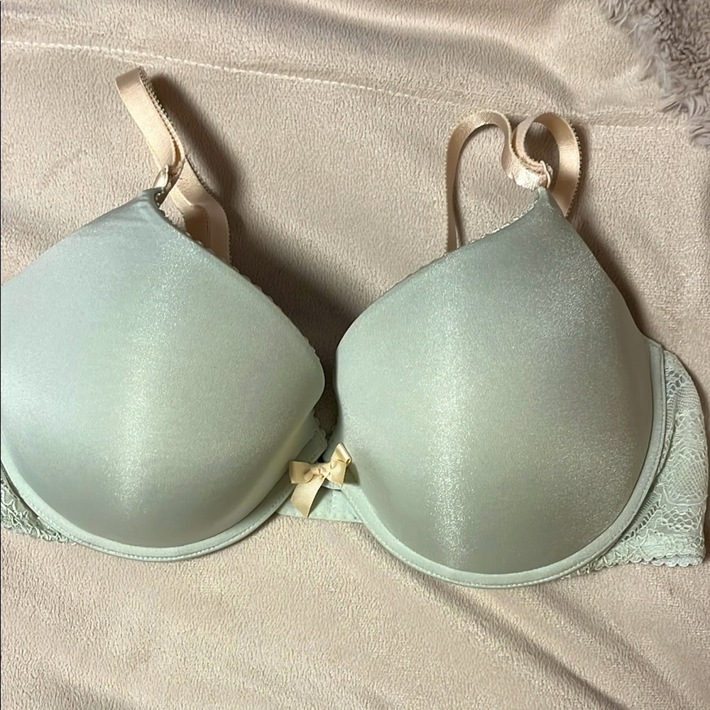 Elegant Mint Green Lace Bra extra pads inside cups that are removable
